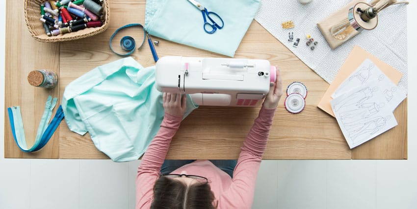 Frau mit Naehmaschine